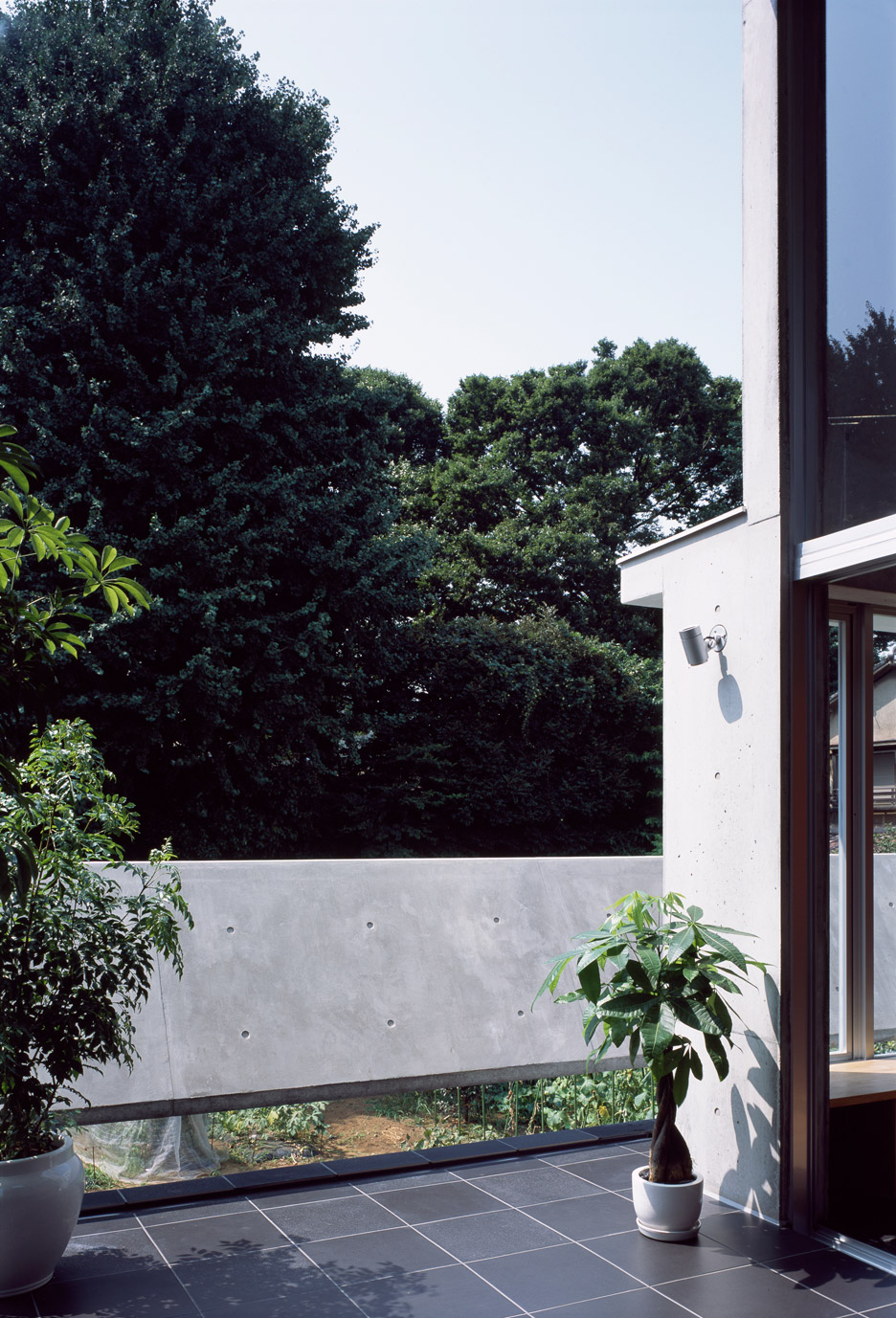 گالری عکس 9 خانه ای بتنی و کم‌عرض، مشرف به جنگل‌های اطراف توکیو  عکس پاسیو عکس حیاط عکس طراحی نما عکس معماری توکیو عکس معماری ژاپن عکس معماری مسکونی عکس نور در معماری
