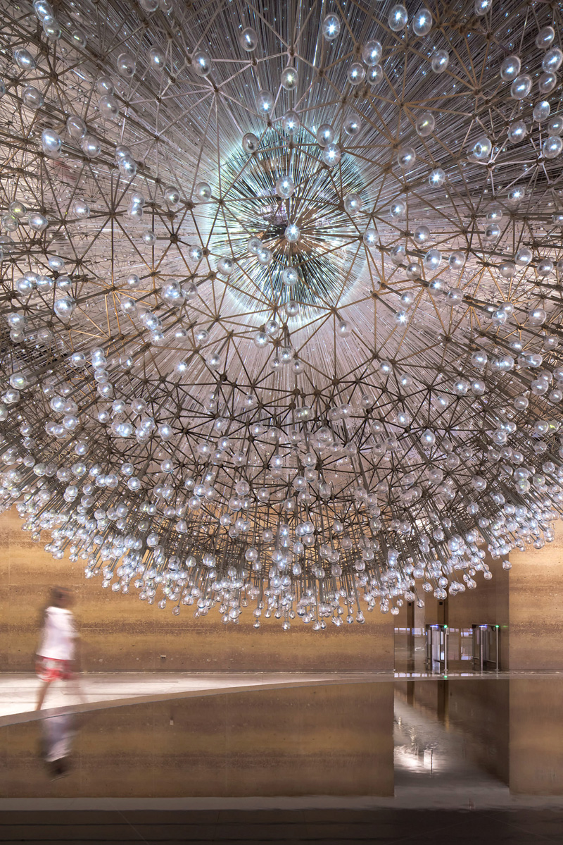 گالری عکس 5 طراحی مجسمه ای در شیکاگو با ۳۰۰۰ کره شیشه‌ای دست‌ساز  عکس خلاقیت در هنر عکس طراحی چراغ عکس طراحی لوستر عکس مجسمه سازی عکس نور در معماری عکس هنر آمریکا