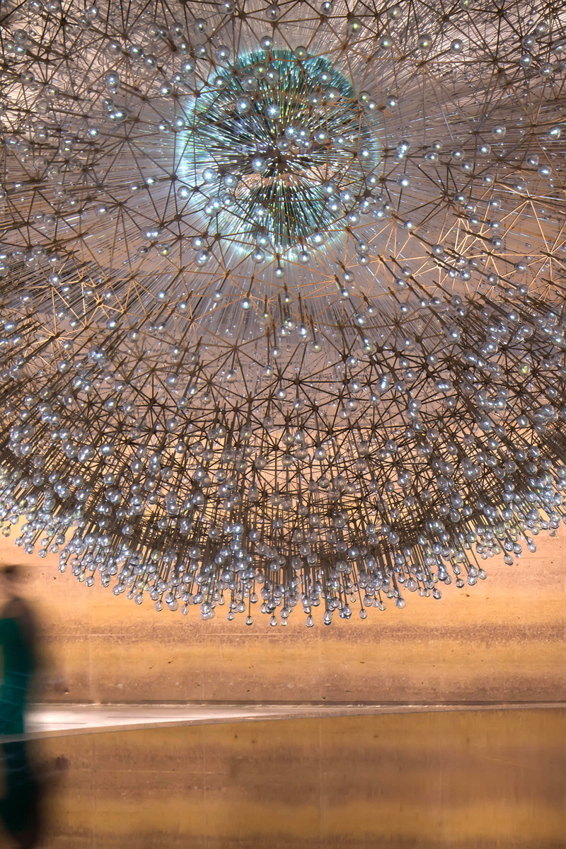 گالری عکس 6 طراحی مجسمه ای در شیکاگو با ۳۰۰۰ کره شیشه‌ای دست‌ساز  عکس خلاقیت در هنر عکس طراحی چراغ عکس طراحی لوستر عکس مجسمه سازی عکس نور در معماری عکس هنر آمریکا