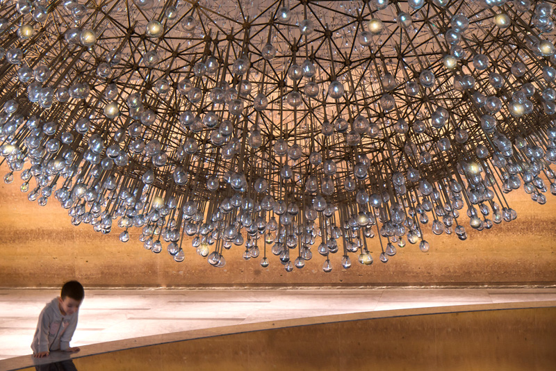 گالری عکس 7 طراحی مجسمه ای در شیکاگو با ۳۰۰۰ کره شیشه‌ای دست‌ساز  عکس خلاقیت در هنر عکس طراحی چراغ عکس طراحی لوستر عکس مجسمه سازی عکس نور در معماری عکس هنر آمریکا