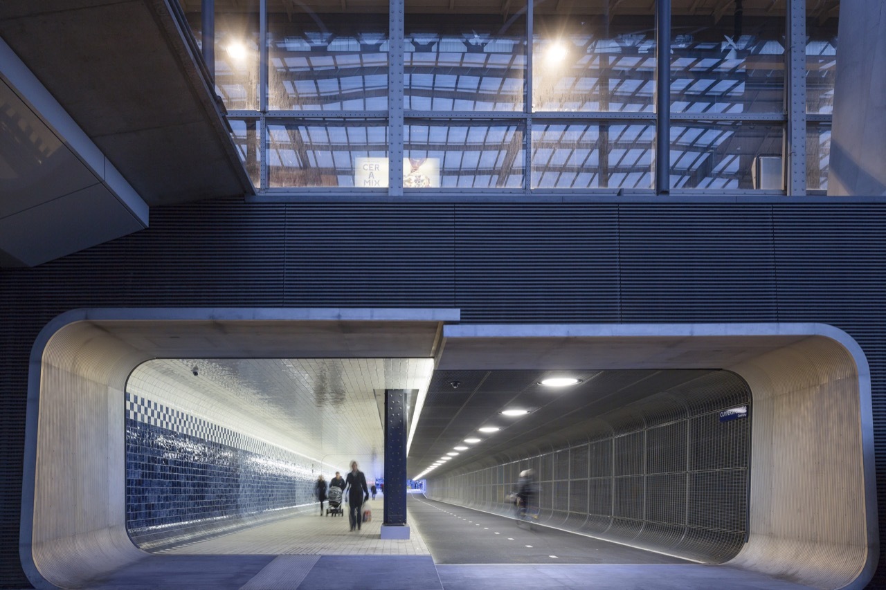 گالری عکس 1 تونل جدید ایستگاه مرکزی آمستردام، مسیری جذاب برای عابران پیاده و دوچرخه‌سوارها  عکس طراحی شهری عکس طراحی نما عکس کاشی عکس معماری اروپا عکس معماری شهری عکس معماری هلند