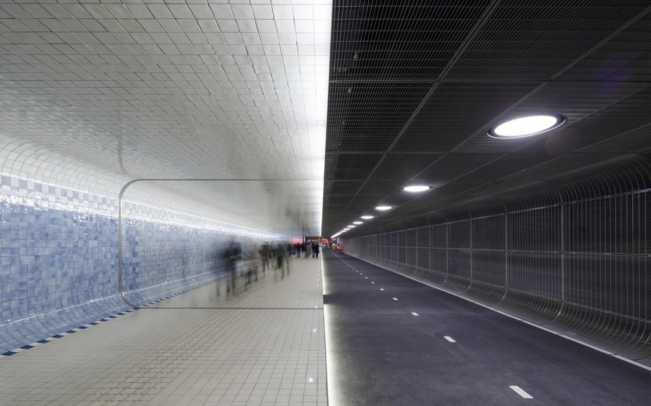 گالری عکس 6 تونل جدید ایستگاه مرکزی آمستردام، مسیری جذاب برای عابران پیاده و دوچرخه‌سوارها  عکس طراحی شهری عکس طراحی نما عکس کاشی عکس معماری اروپا عکس معماری شهری عکس معماری هلند