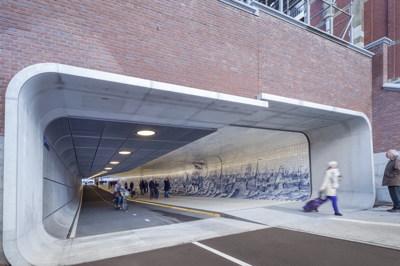 گالری عکس 2 تونل جدید ایستگاه مرکزی آمستردام، مسیری جذاب برای عابران پیاده و دوچرخه‌سوارها  عکس طراحی شهری عکس طراحی نما عکس کاشی عکس معماری اروپا عکس معماری شهری عکس معماری هلند
